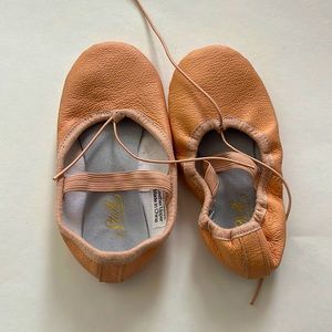 Little girls ballet slippers. Size 11ML. Great condition